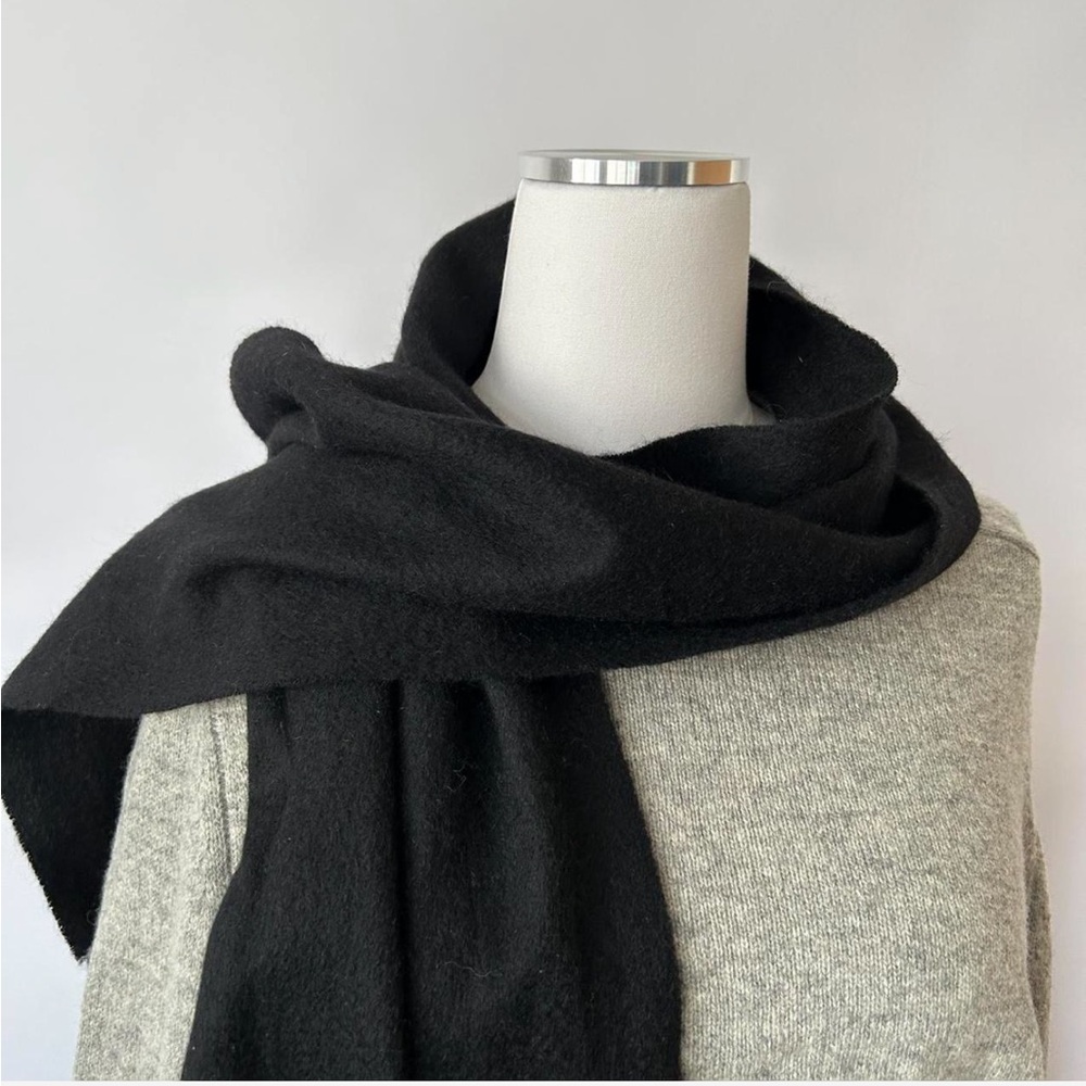 Black 100% cashmere scarf with fringe. - Picture 3 of 6